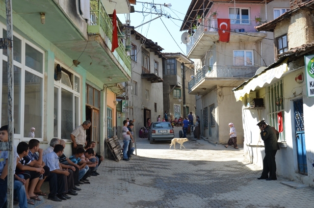 İznik Şehidine Ağlıyor