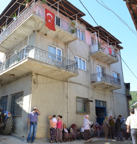 İznik Şehidine Ağlıyor