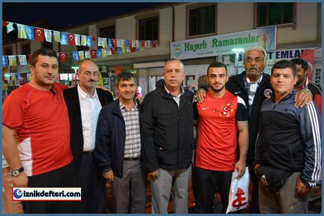 İznikliler Konu Komşu Bereket Sofrasında Bir Araya Geldi