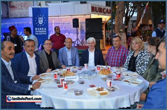 İznikliler Konu Komşu Bereket Sofrasında Bir Araya Geldi