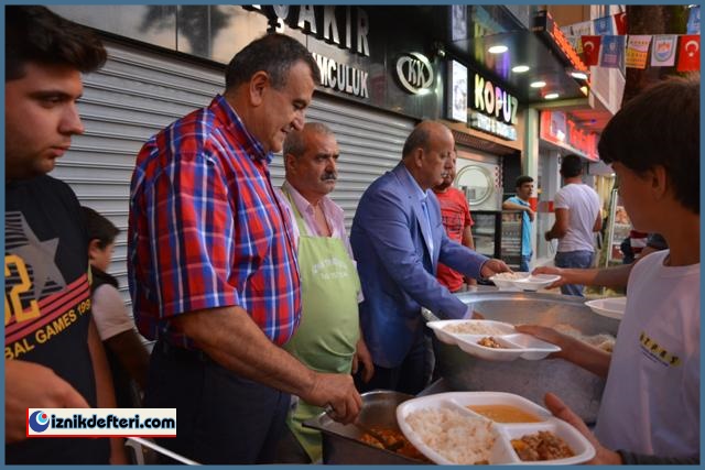İznikliler Konu Komşu Bereket Sofrasında Bir Araya Geldi