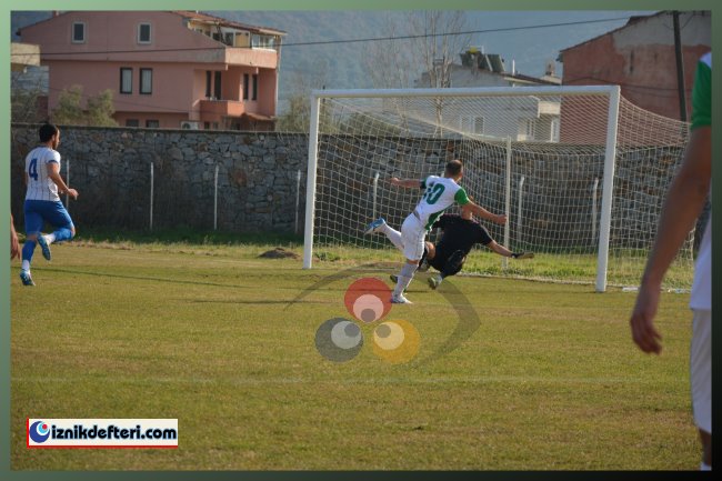 İznikspor Kendi Sahasında Burgazspor'u 4-2 İle Geçmeyi Başardı