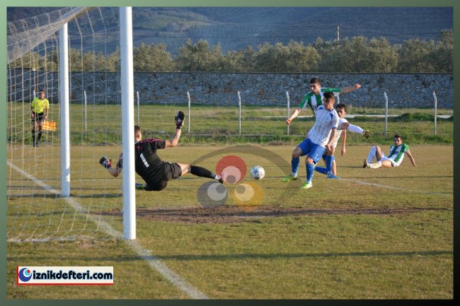 İznikspor Kendi Sahasında Burgazspor'u 4-2 İle Geçmeyi Başardı