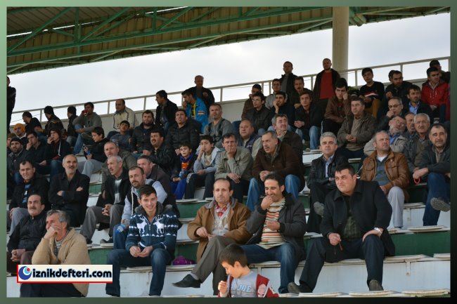İznikspor Kendi Sahasında Burgazspor'u 4-2 İle Geçmeyi Başardı