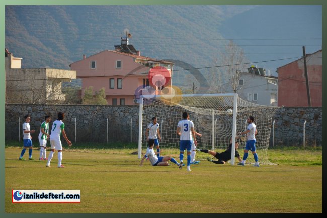 İznikspor Kendi Sahasında Burgazspor'u 4-2 İle Geçmeyi Başardı