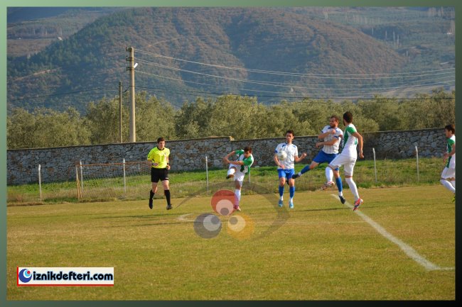 İznikspor Kendi Sahasında Burgazspor'u 4-2 İle Geçmeyi Başardı