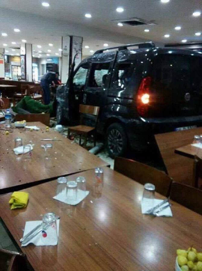 Köfteci Yusuf’un Bursa şubesinde trafik kazası