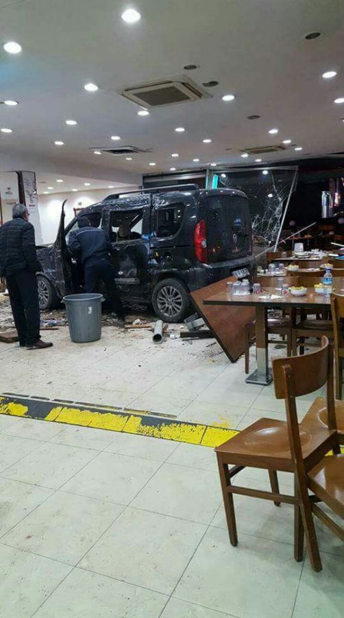 Köfteci Yusuf’un Bursa şubesinde trafik kazası