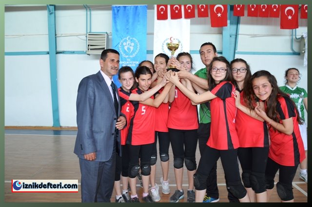 Kupa Cumhuriyet Orta Okulunun Oldu