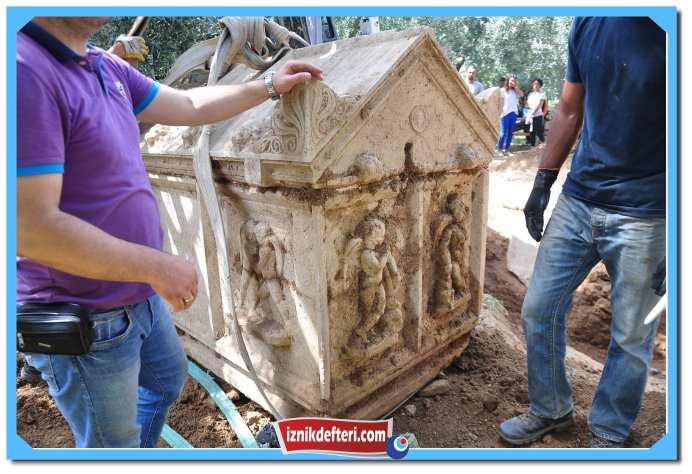 Lahit Kazısında Üç Tuğla Mezar Daha Çıktı