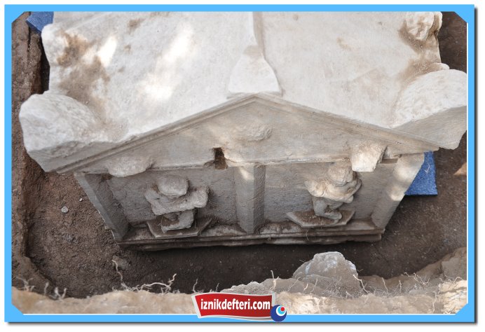 Lahit Kazısında Üç Tuğla Mezar Daha Çıktı