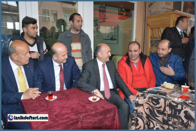 Sağlık Bakanı Bisiklete Bindi Vatandaş İle Kahvaltı Yaptı