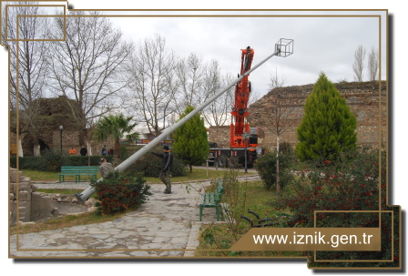 Şehitler Parkına Elektrik Direği