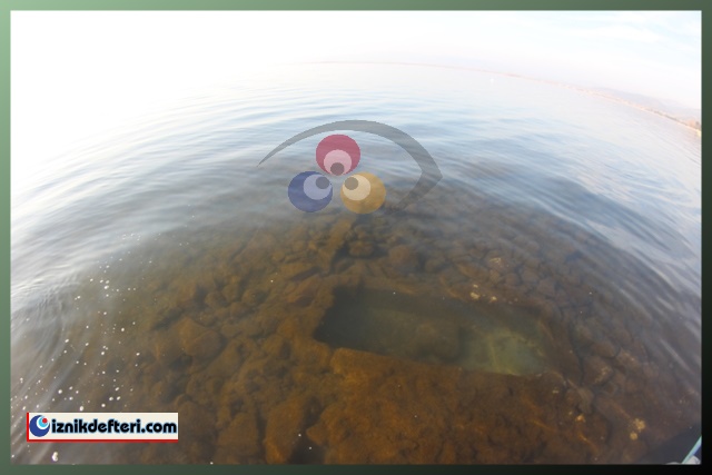 Su Altı Fotoğrafları İle Göl İçindeki Bazalika