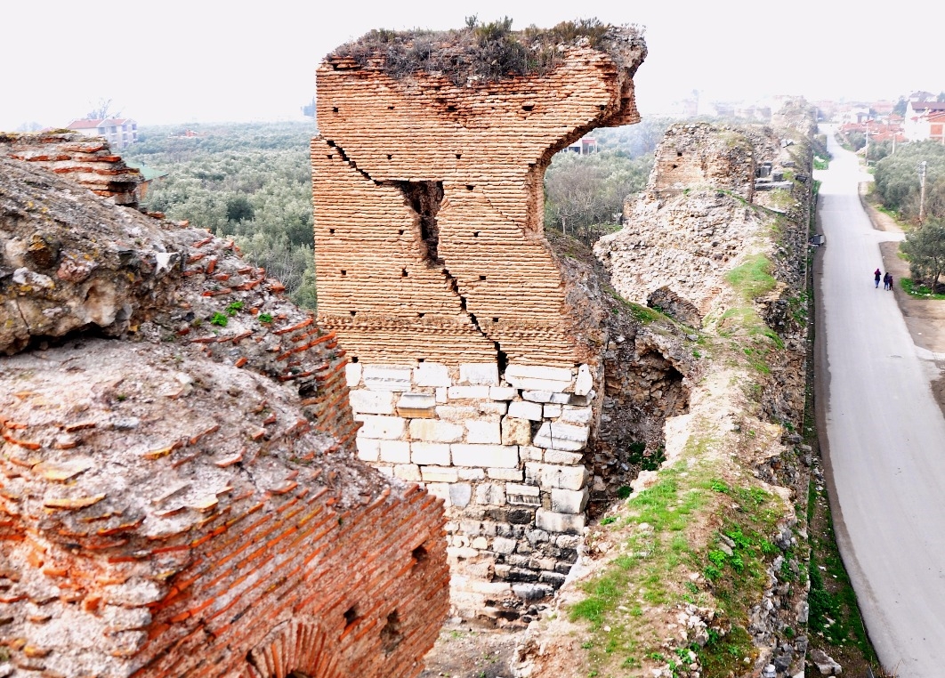 Tarihi burçtaki devasa çatlak korkutuyor