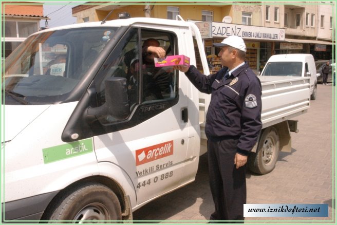 Trafik Haftası'nda Emniyetten Çikolata İkramı