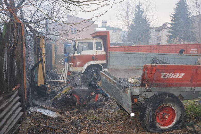 Halı sahadaki yangın büyük hasar yarattı