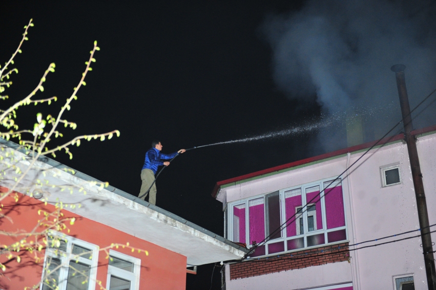 Kalorifer sistemi denenen binanın çatısı kül oldu