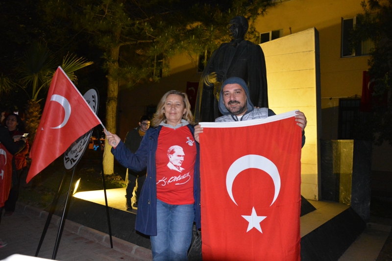 “Mustafa Kemal’in askerleriyiz” tezahüratlarıyla yürüdüler