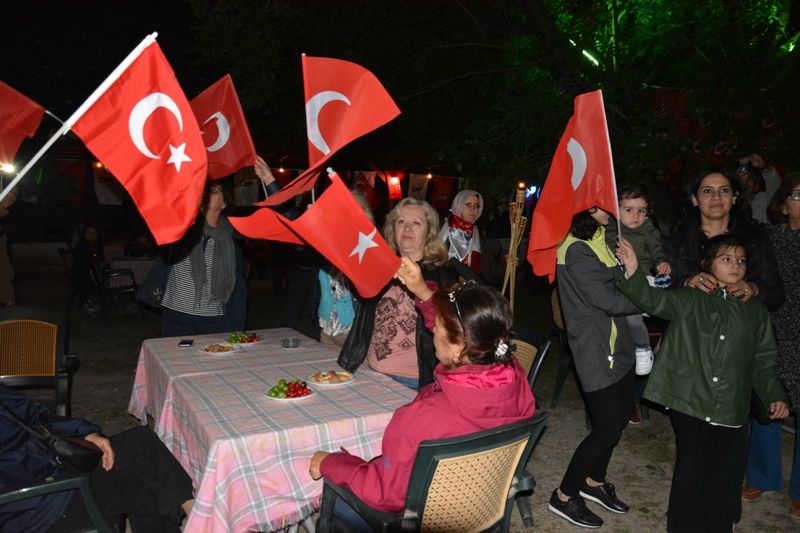 “Mustafa Kemal’in askerleriyiz” tezahüratlarıyla yürüdüler