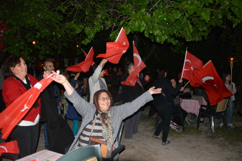 “Mustafa Kemal’in askerleriyiz” tezahüratlarıyla yürüdüler