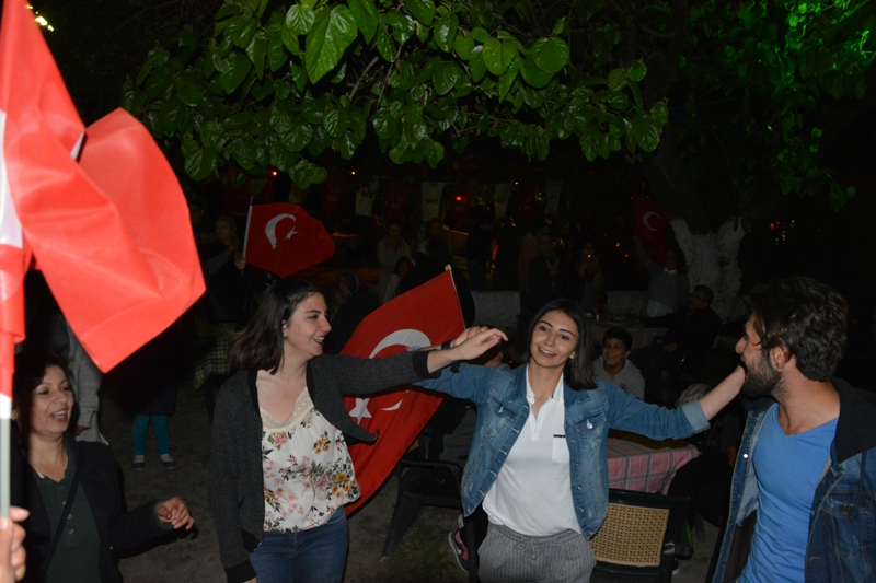 “Mustafa Kemal’in askerleriyiz” tezahüratlarıyla yürüdüler