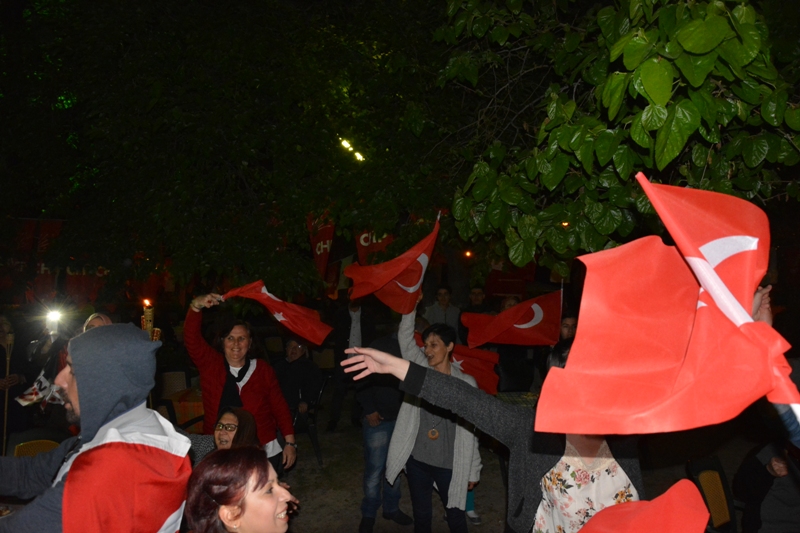 “Mustafa Kemal’in askerleriyiz” tezahüratlarıyla yürüdüler