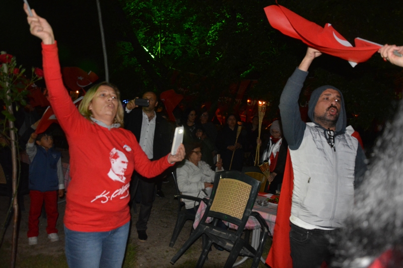 “Mustafa Kemal’in askerleriyiz” tezahüratlarıyla yürüdüler