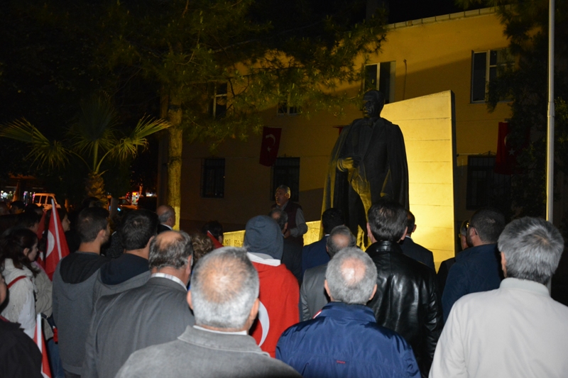 “Mustafa Kemal’in askerleriyiz” tezahüratlarıyla yürüdüler