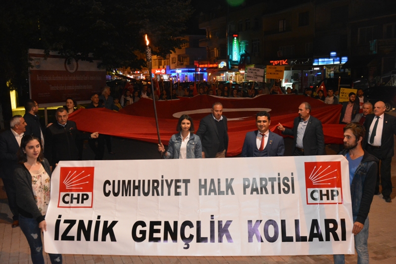 “Mustafa Kemal’in askerleriyiz” tezahüratlarıyla yürüdüler