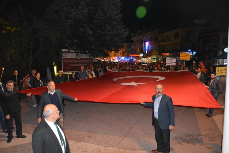 “Mustafa Kemal’in askerleriyiz” tezahüratlarıyla yürüdüler
