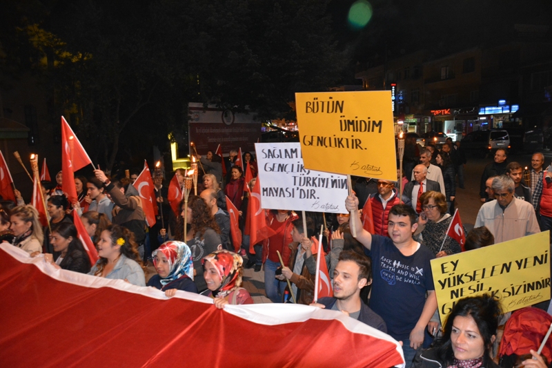 “Mustafa Kemal’in askerleriyiz” tezahüratlarıyla yürüdüler