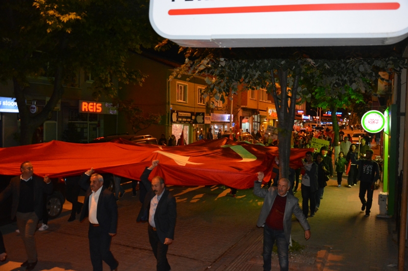 “Mustafa Kemal’in askerleriyiz” tezahüratlarıyla yürüdüler