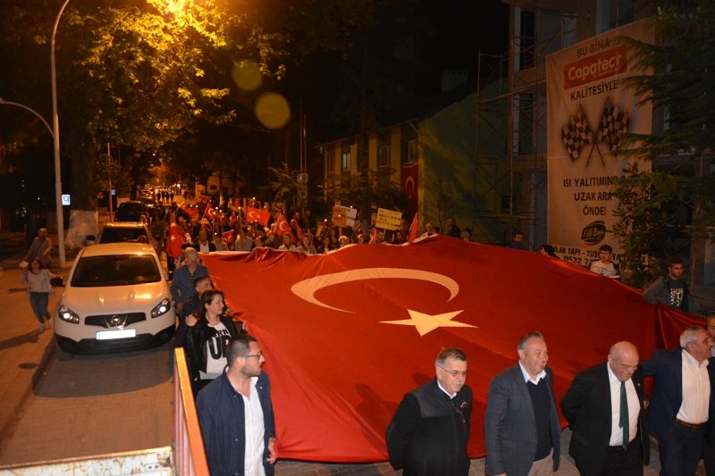 “Mustafa Kemal’in askerleriyiz” tezahüratlarıyla yürüdüler