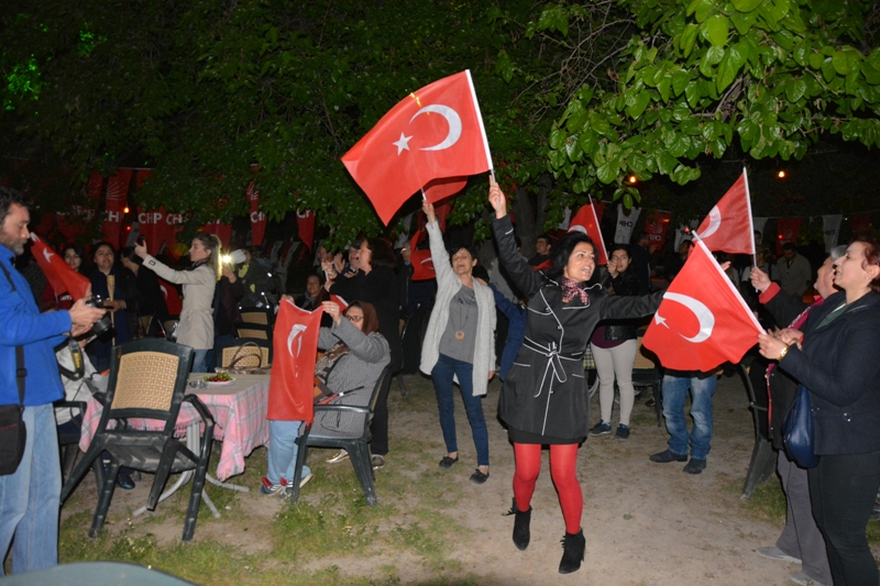“Mustafa Kemal’in askerleriyiz” tezahüratlarıyla yürüdüler