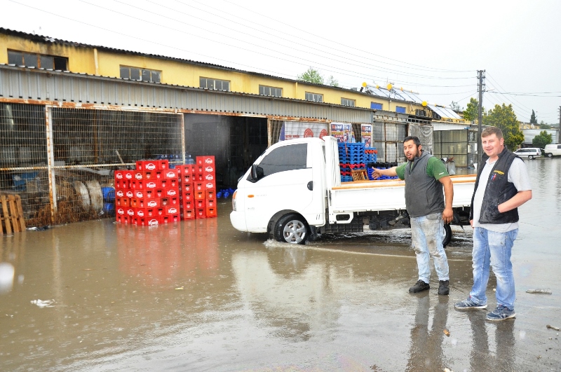 Sağanak yağmur İznikli esnafı mağdur etti