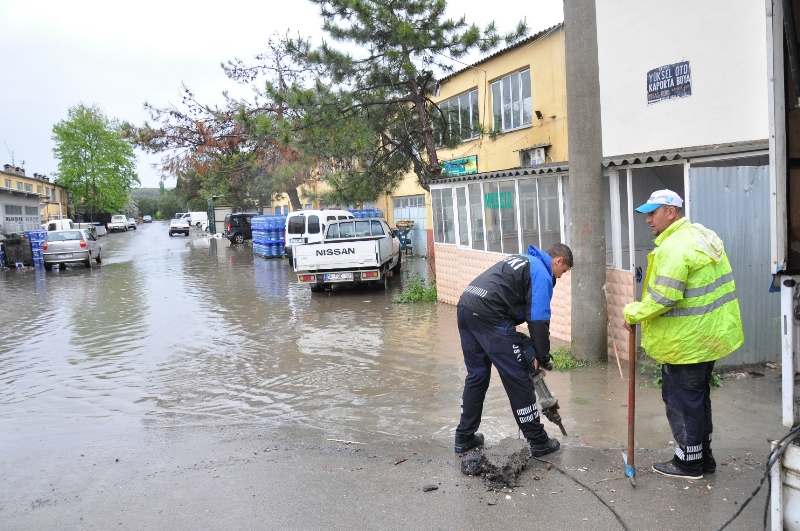 Sağanak yağmur İznikli esnafı mağdur etti