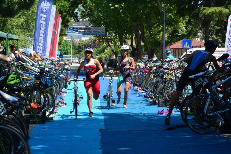 5.İznik Triatlonu 37 Derece Sıcakta Tamamlandı