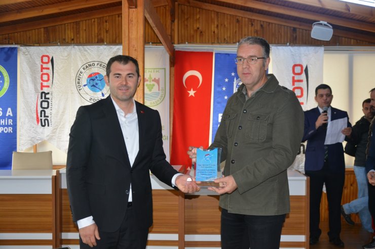 İznik Gölü’nde Yapılan Kano Yarışları Yağmura Takıldı