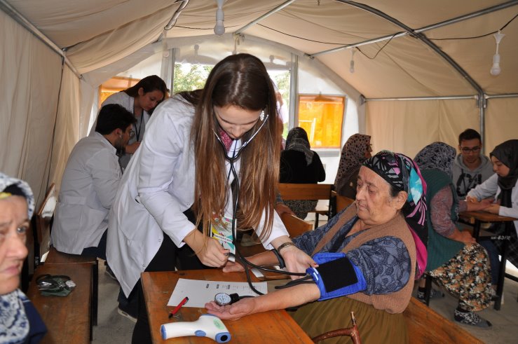 Tıp Öğrencileri Müşküle’de Sağlık Dağıttı
