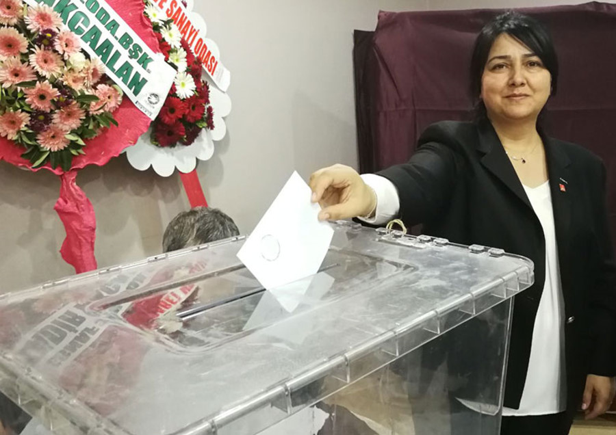 İznik CHP’de İlk Bayan İlçe Başkanı Asiye Çalışkan Oldu