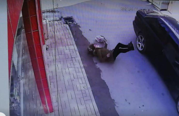 Manevra Yapan Otomobil, Hamile Bayana Çarptı