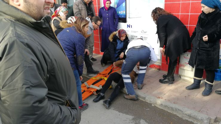 Manevra Yapan Otomobil, Hamile Bayana Çarptı
