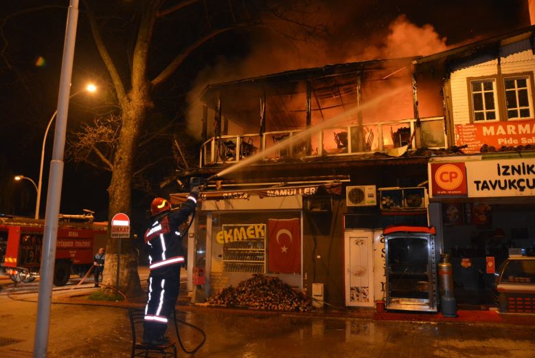 Gece Yangınında Pide Salonu Küle Döndü