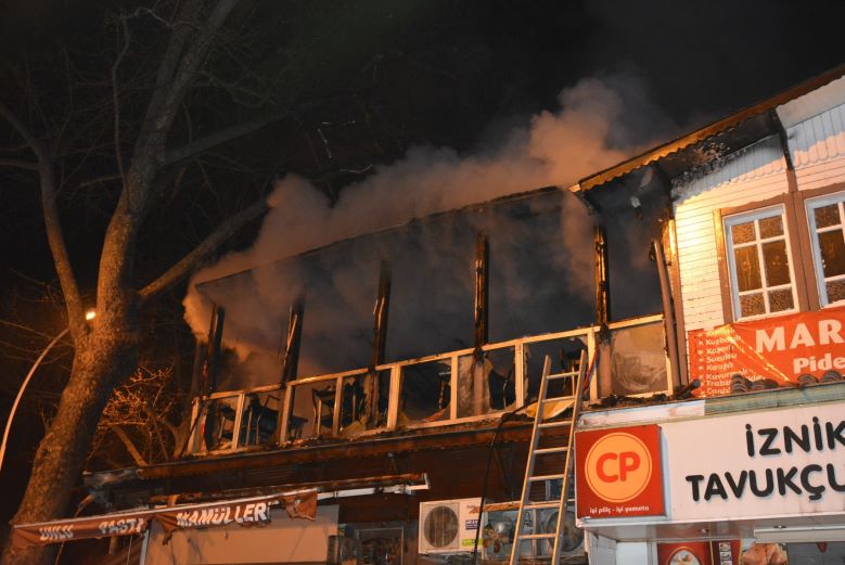 Gece Yangınında Pide Salonu Küle Döndü