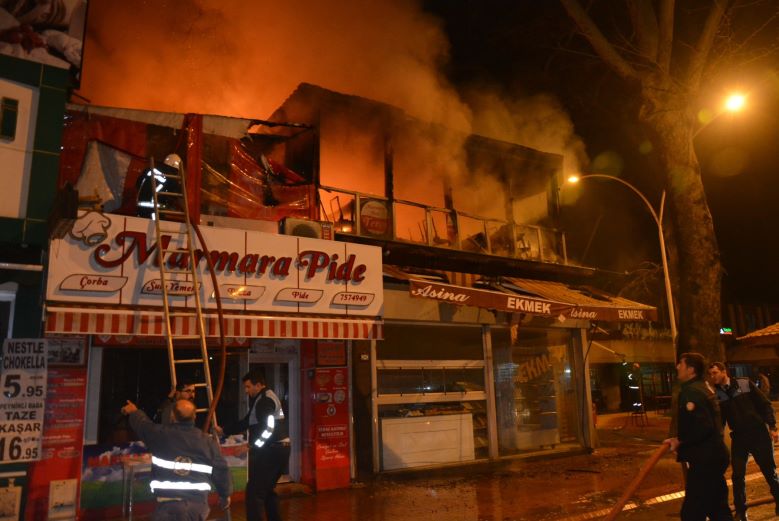 Gece Yangınında Pide Salonu Küle Döndü