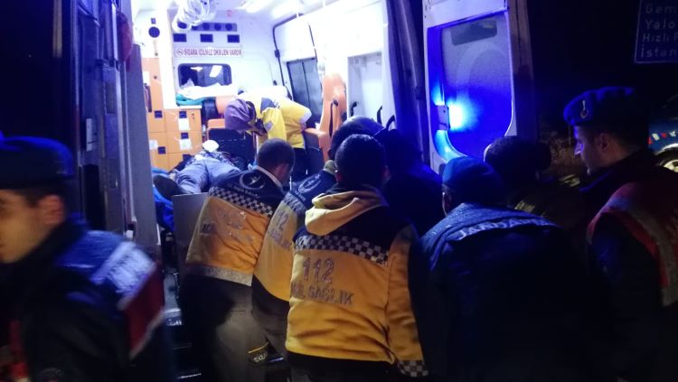 Jandarma Islanmasınlar Diye Başlarında Şemşiye İle Bekledi