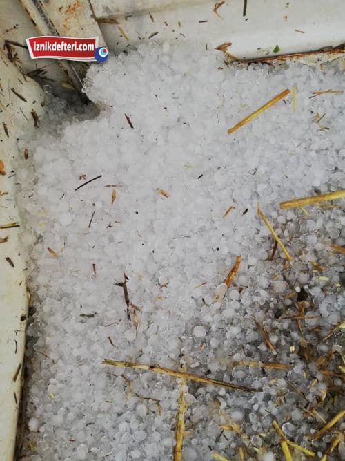 İznik’te Yağış Ve Dolu Hayatı Felç Etti