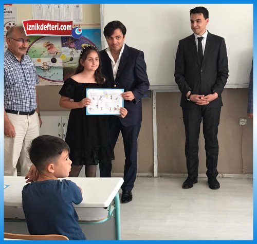 Cumhuriyet İlkokulunda Karne Heyecanı
