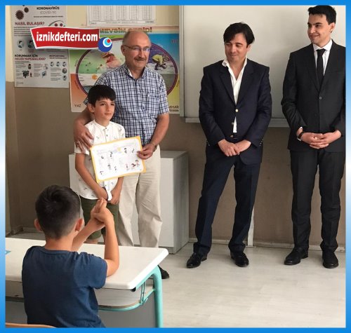 Cumhuriyet İlkokulunda Karne Heyecanı